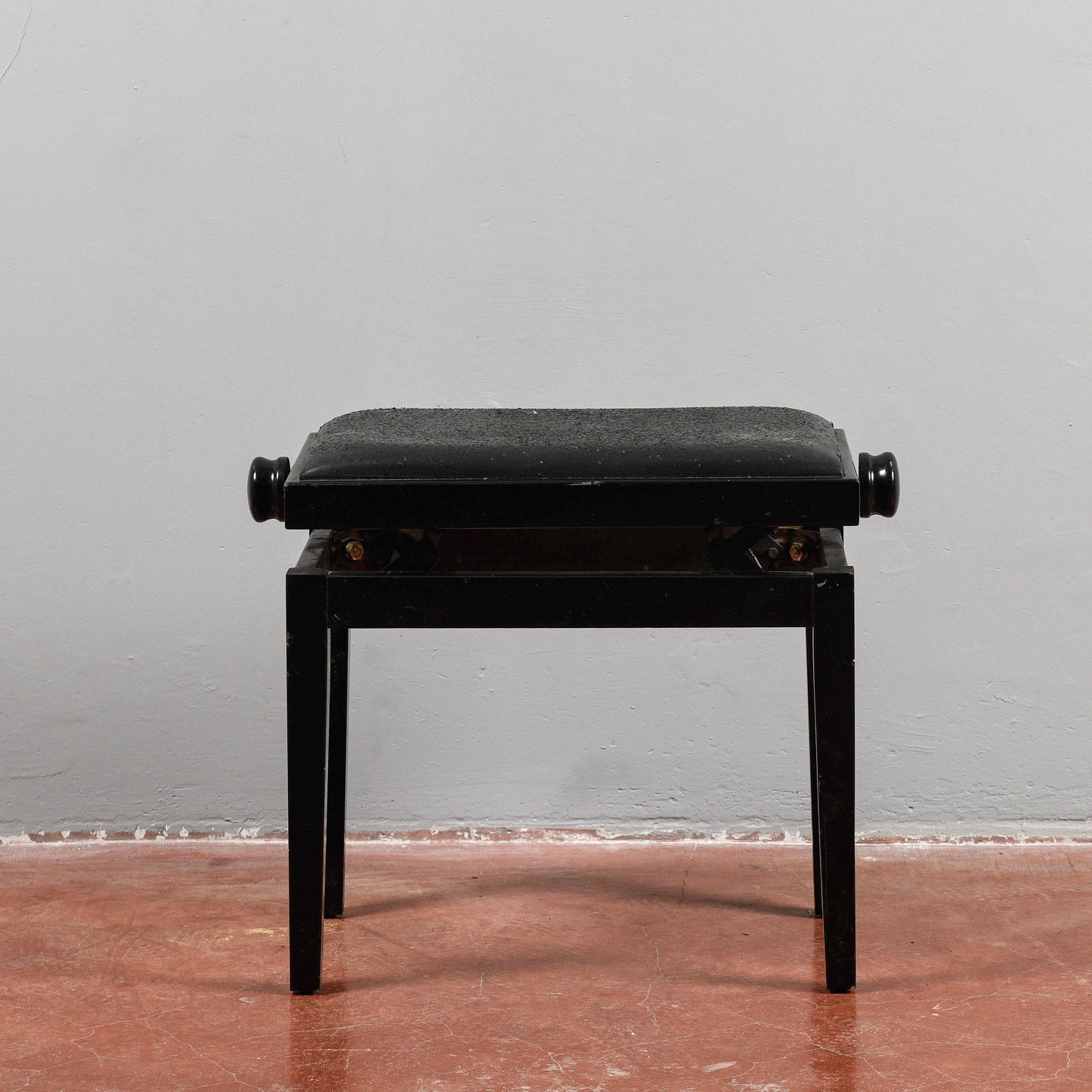 Sgabello da pianoforte laccato nero con seduta regolabile  Italia 1990