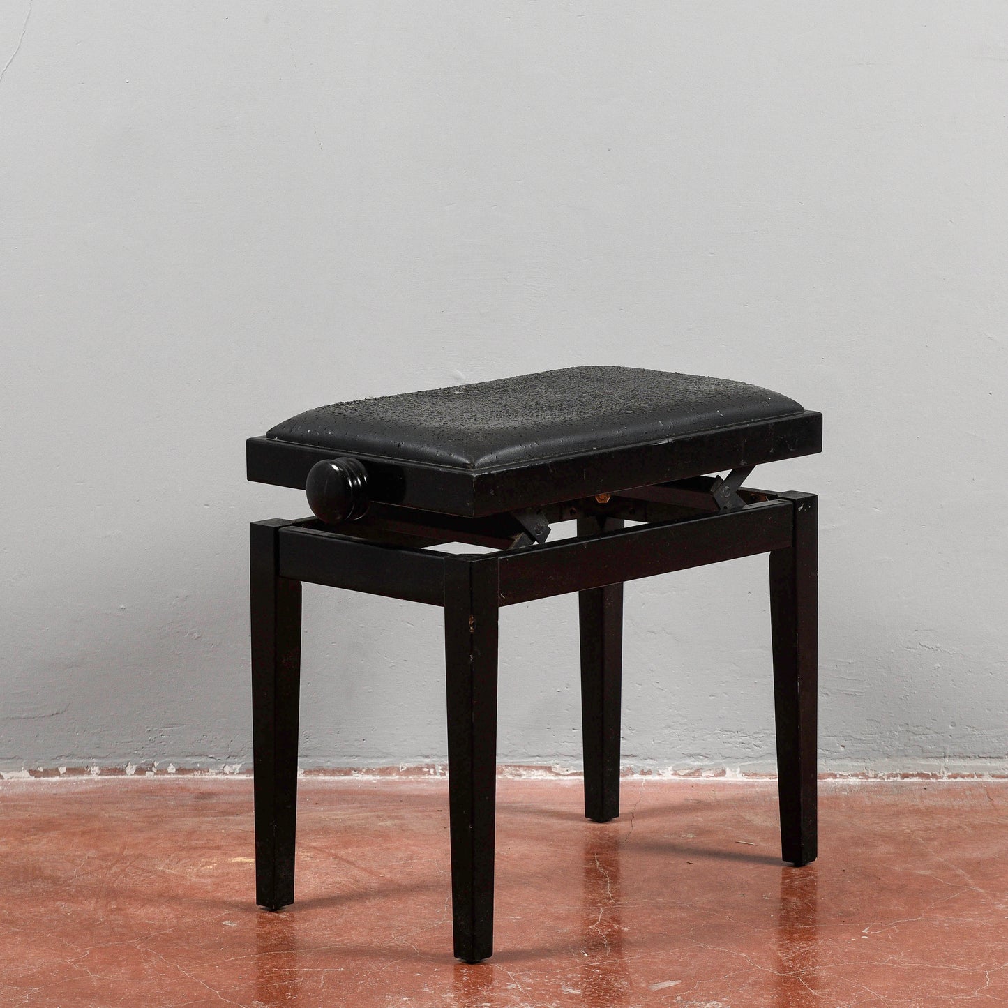 Sgabello da pianoforte laccato nero con seduta regolabile  Italia 1990
