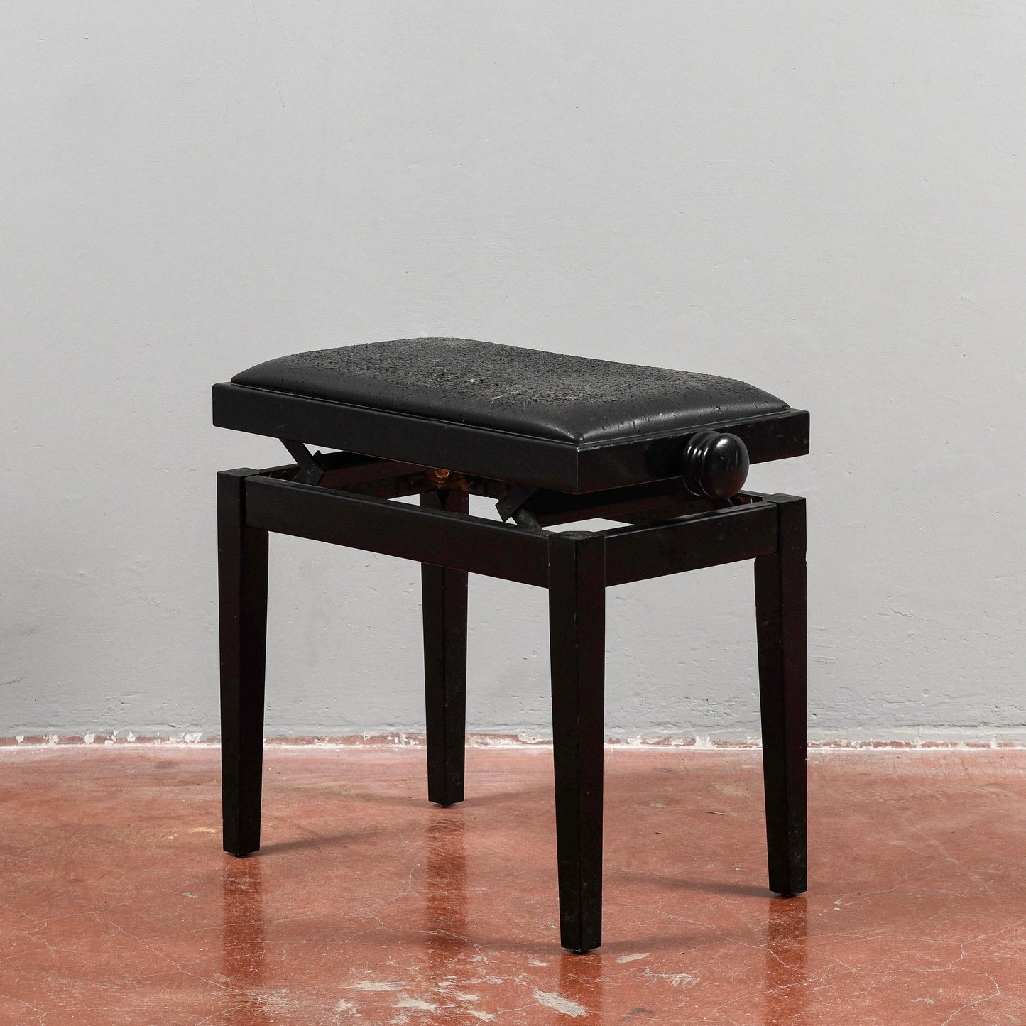 Sgabello da pianoforte laccato nero con seduta regolabile  Italia 1990