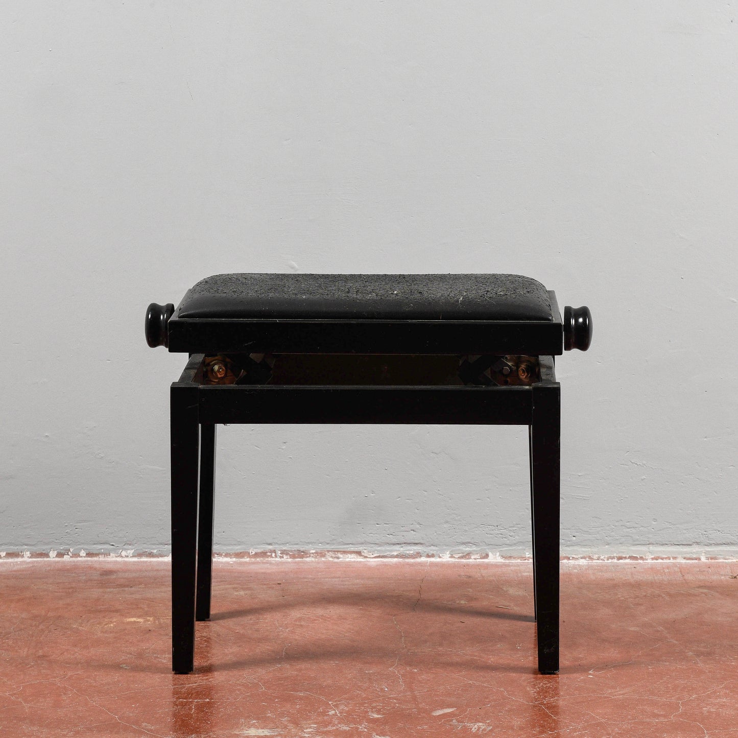 Sgabello da pianoforte laccato nero con seduta regolabile  Italia 1990