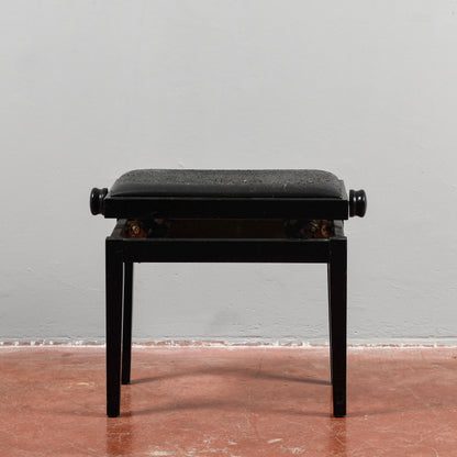 Sgabello da pianoforte laccato nero con seduta regolabile  Italia 1990