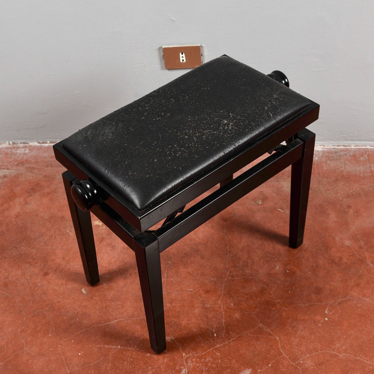 Sgabello da pianoforte laccato nero con seduta regolabile  Italia 1990