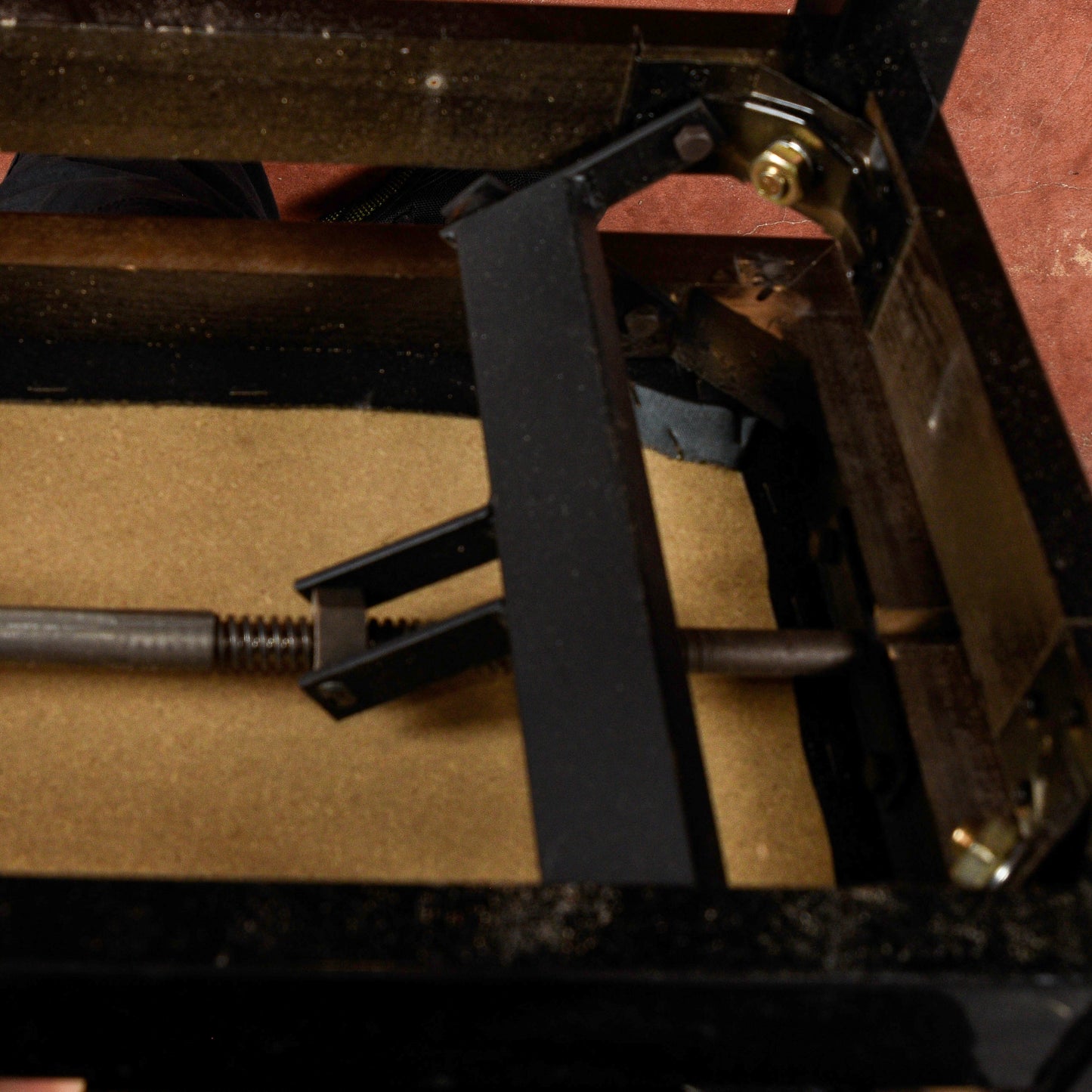 Sgabello da pianoforte laccato nero con seduta regolabile  Italia 1990