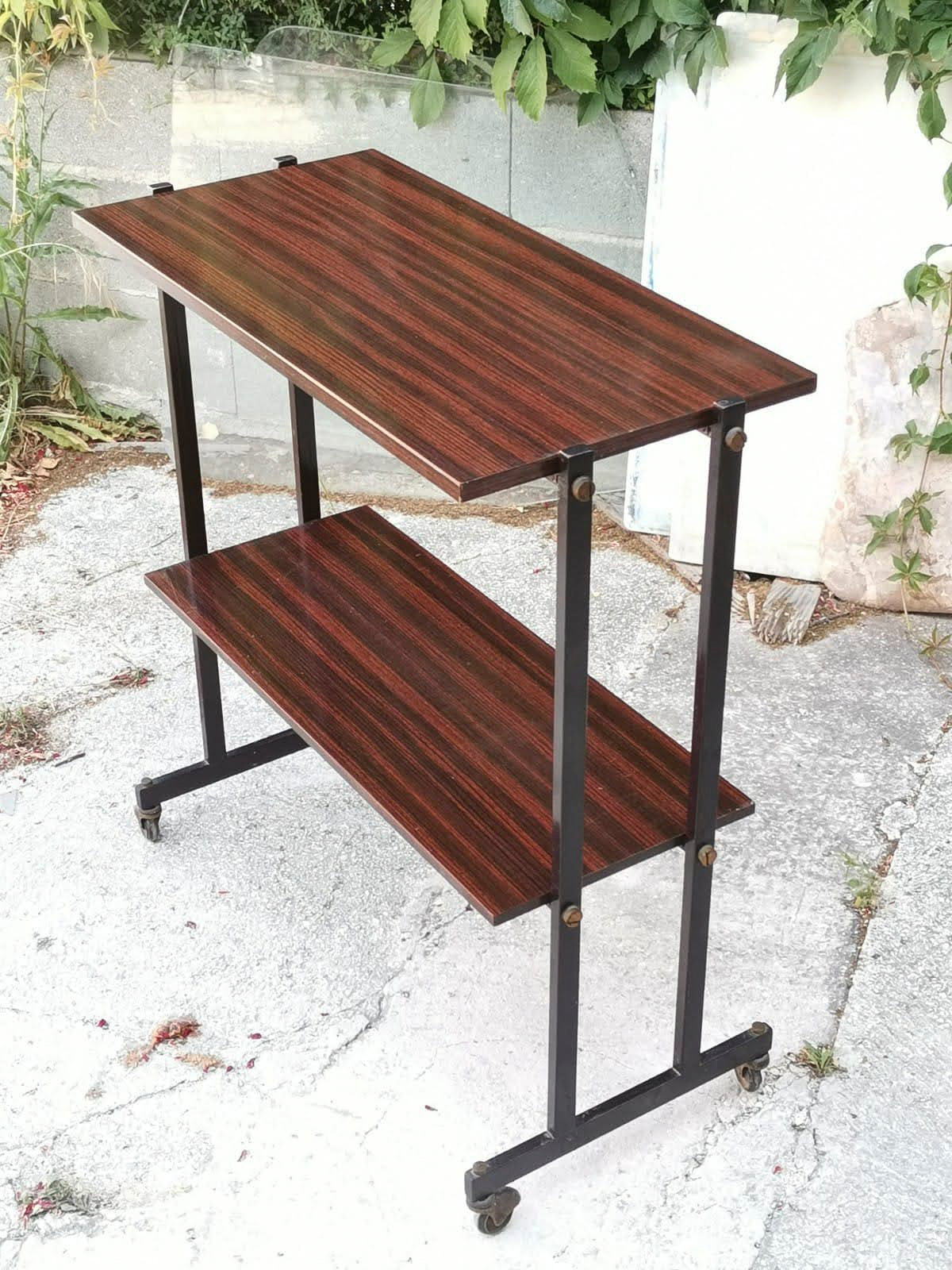 Mobile carrello  portariviste etagere libreria  in  legno impellicciato e metallo con rotelle  Italia 1970