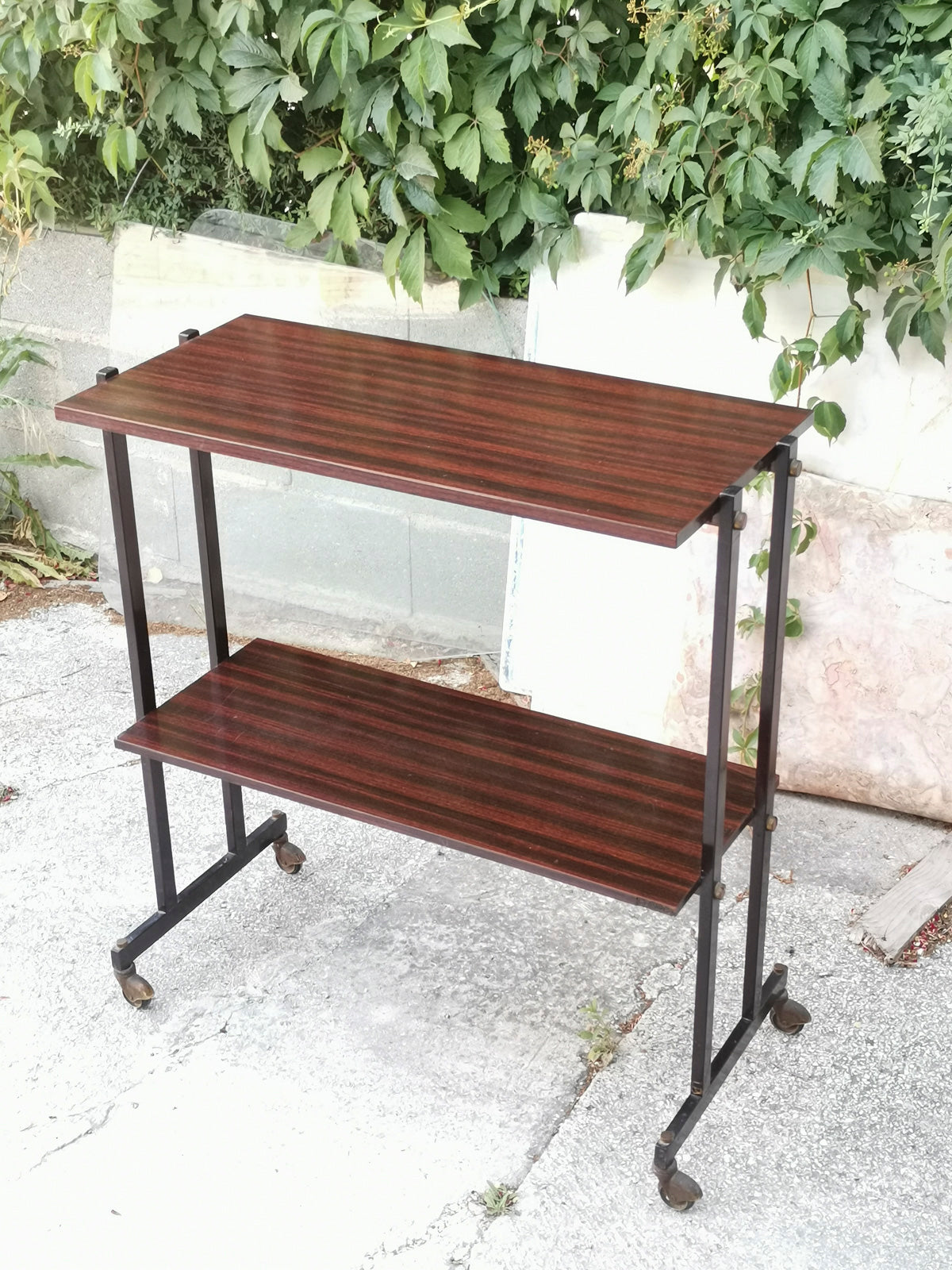 Mobile carrello  portariviste etagere libreria  in  legno impellicciato e metallo con rotelle  Italia 1970