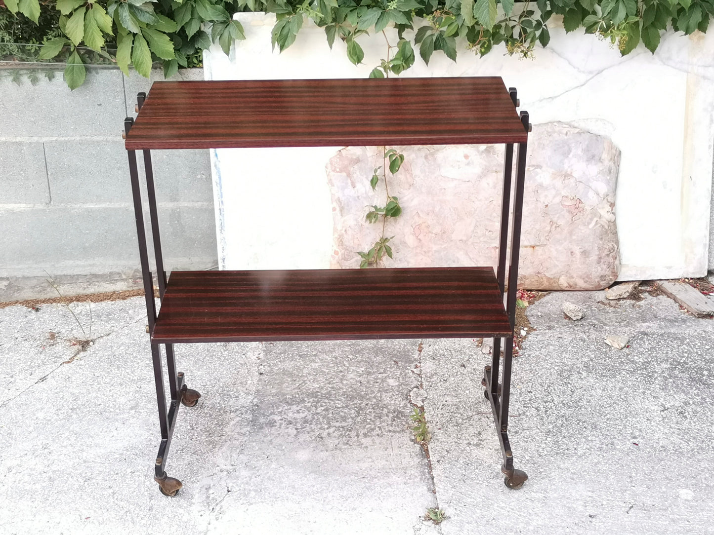 Mobile carrello  portariviste etagere libreria  in  legno impellicciato e metallo con rotelle  Italia 1970