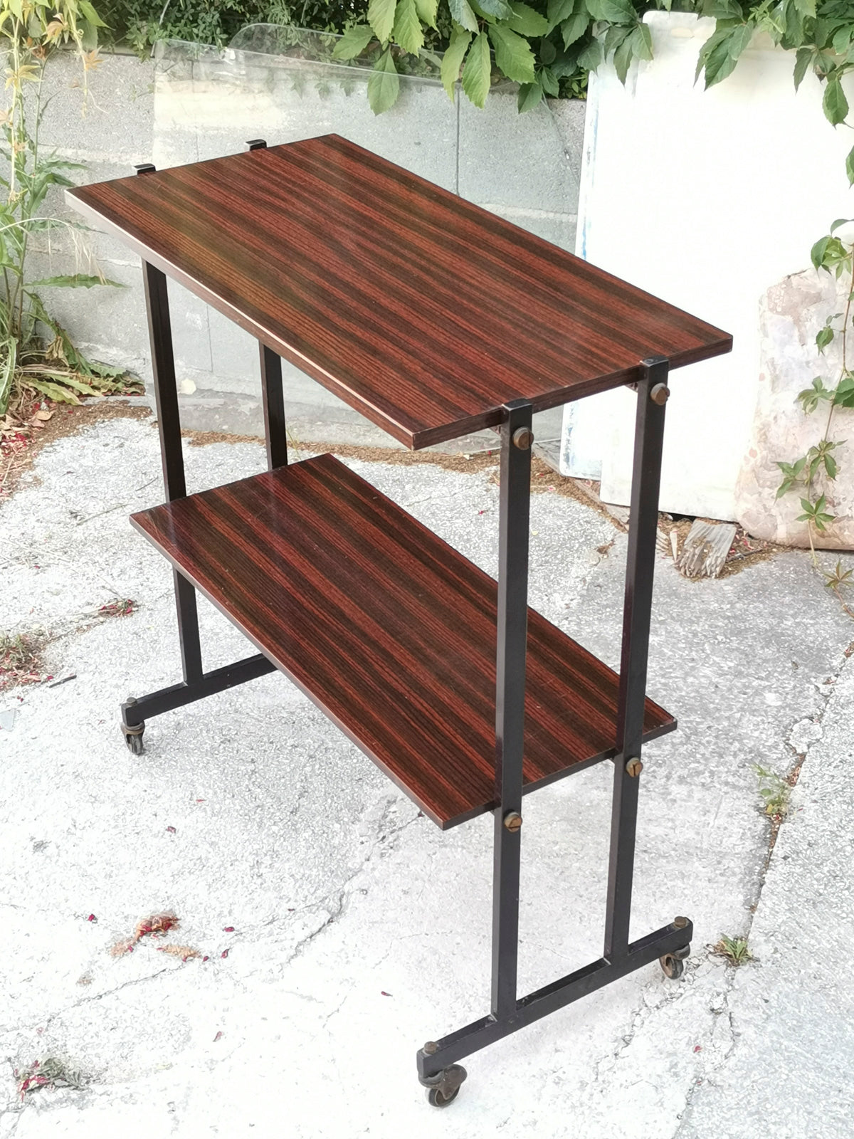 Mobile carrello  portariviste etagere libreria  in  legno impellicciato e metallo con rotelle  Italia 1970