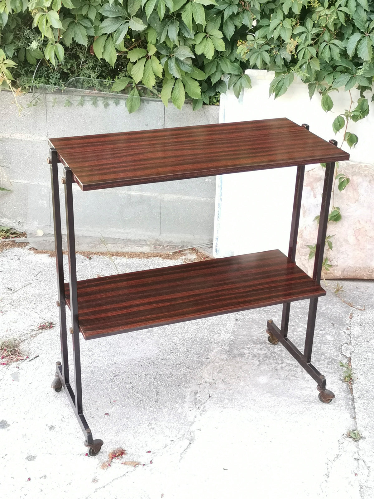 Mobile carrello  portariviste etagere libreria  in  legno impellicciato e metallo con rotelle  Italia 1970