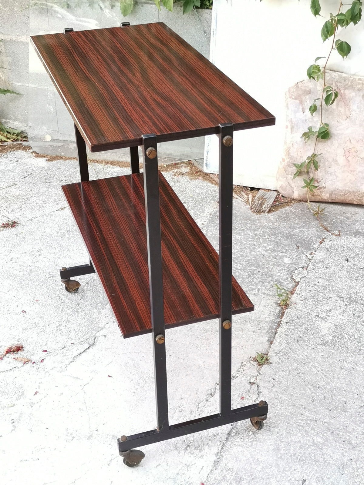 Mobile carrello  portariviste etagere libreria  in  legno impellicciato e metallo con rotelle  Italia 1970