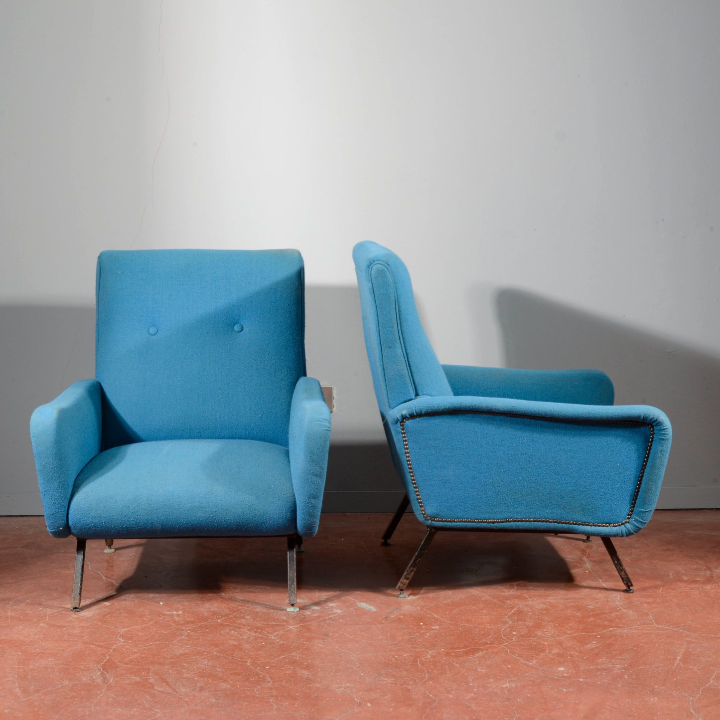 Coppia di poltrone anni 60 base metallo e stoffa azzurre