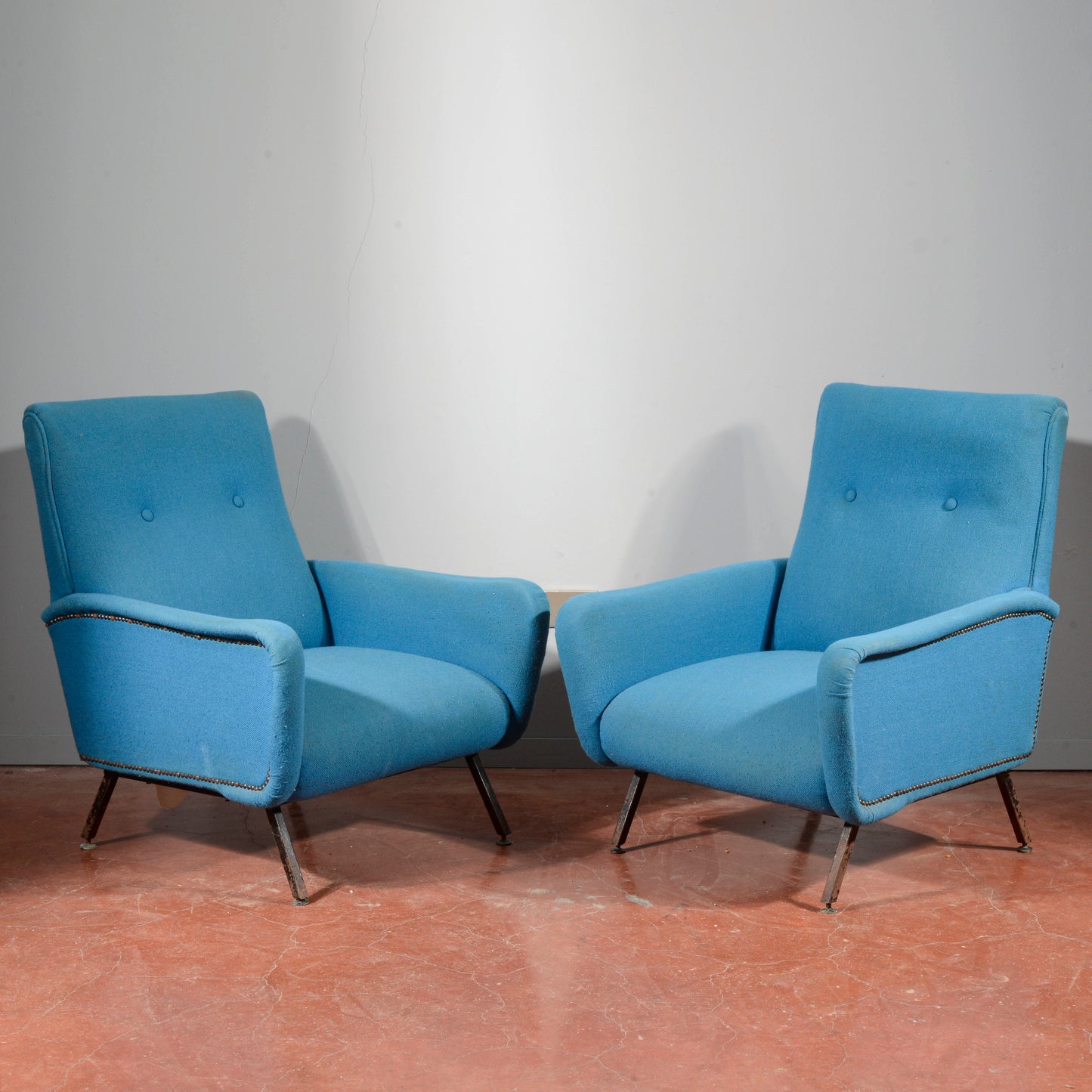 Coppia di poltrone anni 60 base metallo e stoffa azzurre