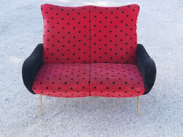 Divano a due posti a pois coccinella anni 50