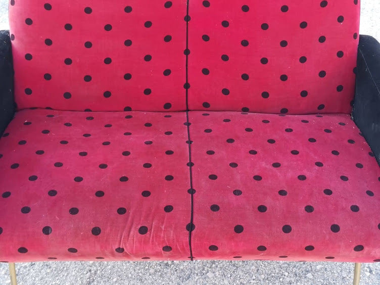 Divano a due posti a pois coccinella anni 50