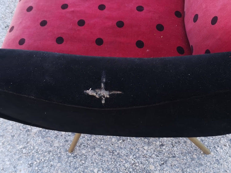 Divano a due posti a pois coccinella anni 50