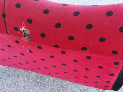 Divano a due posti a pois coccinella anni 50