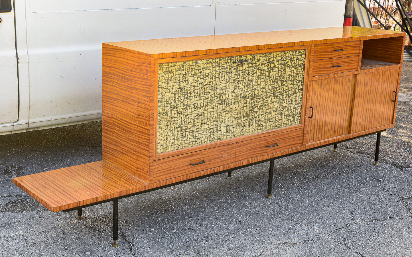 Credenza con sportello a ribalta decorato con foresta di bambù e tavolo penisola Italia 1960