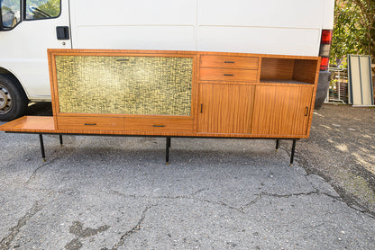 Credenza con sportello a ribalta decorato con foresta di bambù e tavolo penisola Italia 1960