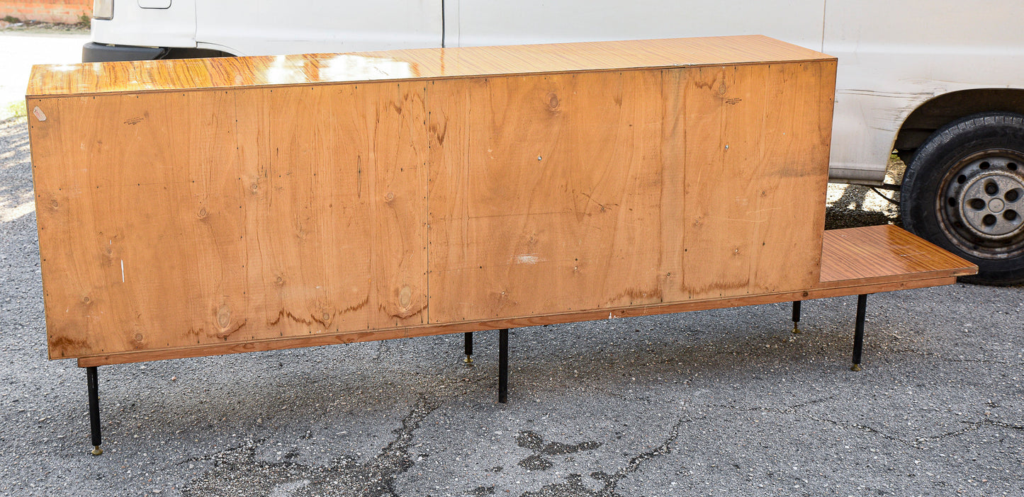 Credenza con sportello a ribalta decorato con foresta di bambù e tavolo penisola Italia 1960