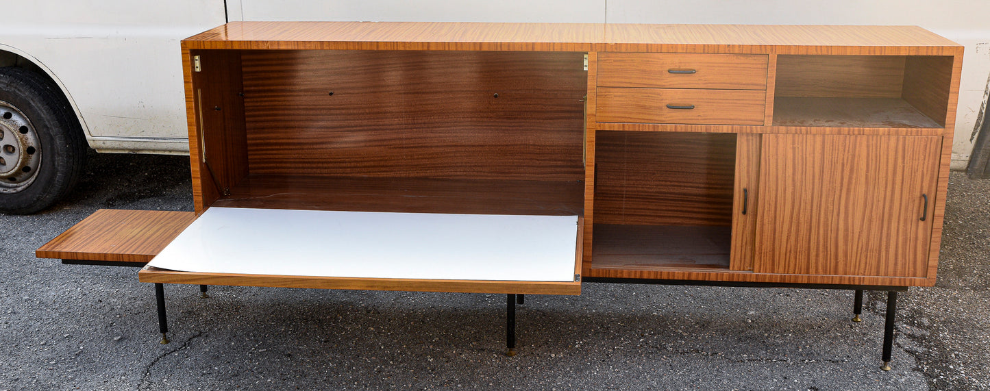 Credenza con sportello a ribalta decorato con foresta di bambù e tavolo penisola Italia 1960