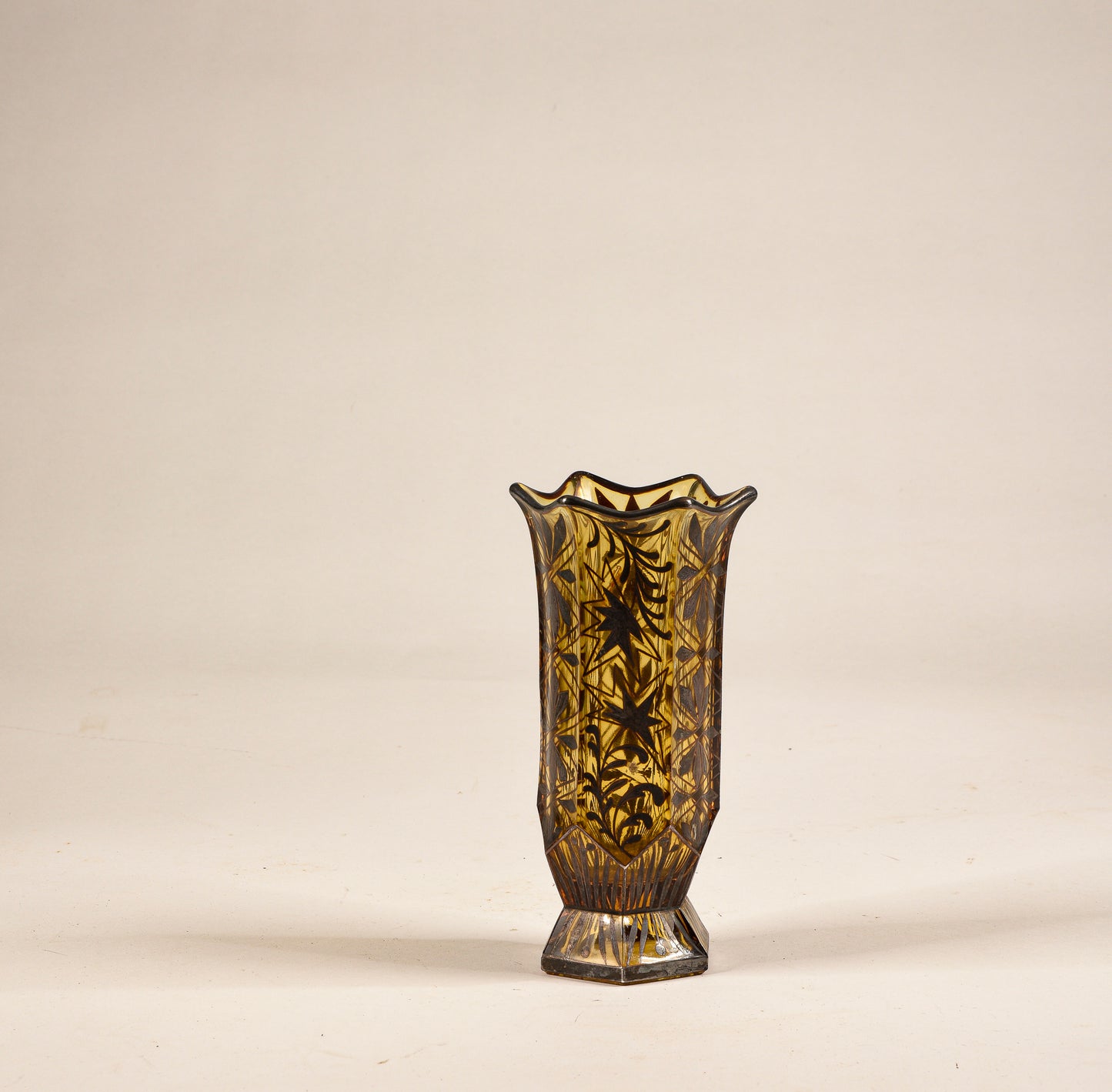 Vaso in vetro giallo con decori in argento epoca art deco'