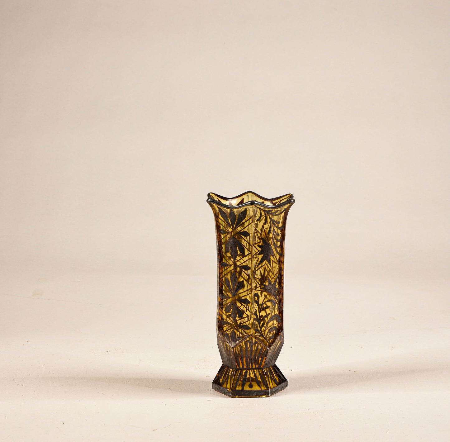 Vaso in vetro giallo con decori in argento epoca art deco'