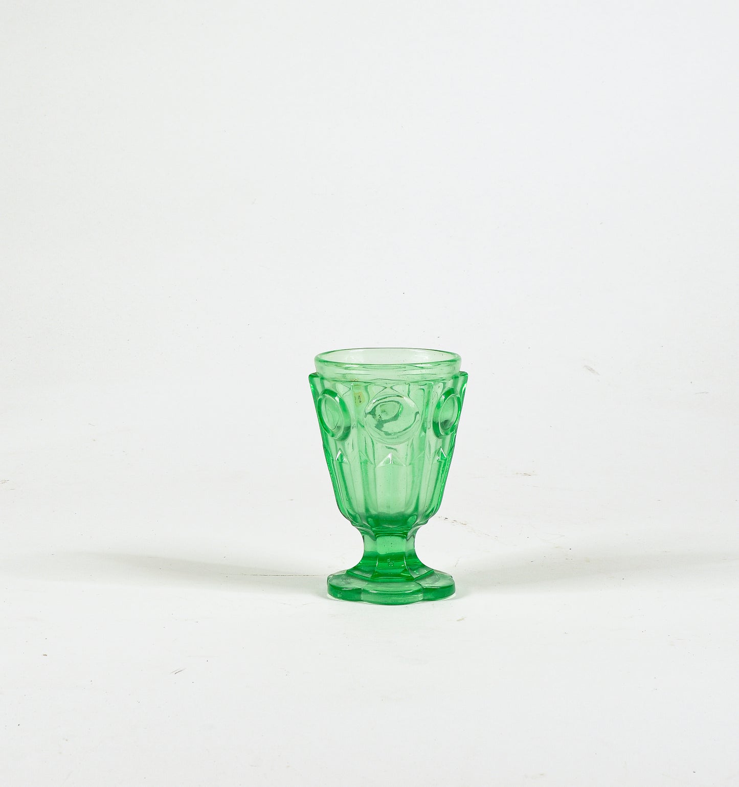 Bicchiere in  vetro lavorato  verde Italia epoca primo 900