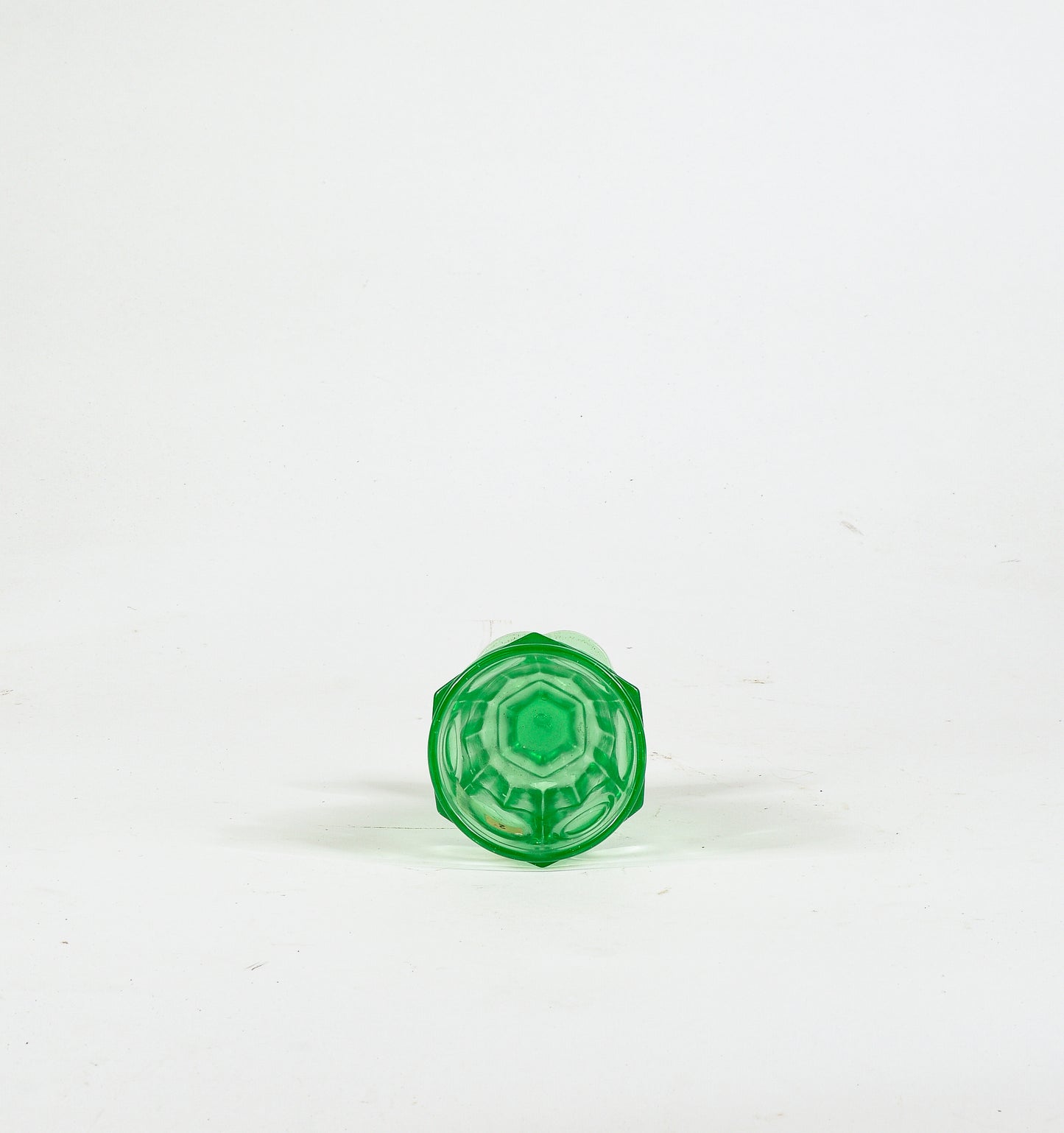 Bicchiere in  vetro lavorato  verde Italia epoca primo 900