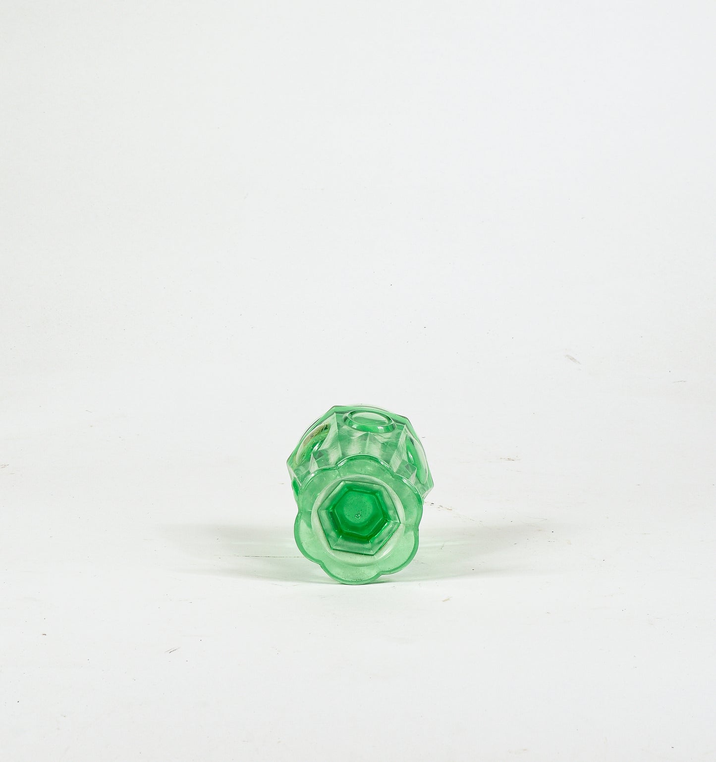 Bicchiere in  vetro lavorato  verde Italia epoca primo 900