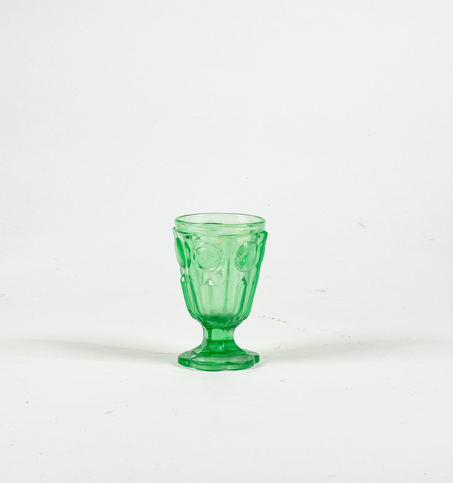 Bicchiere in  vetro lavorato  verde Italia epoca primo 900