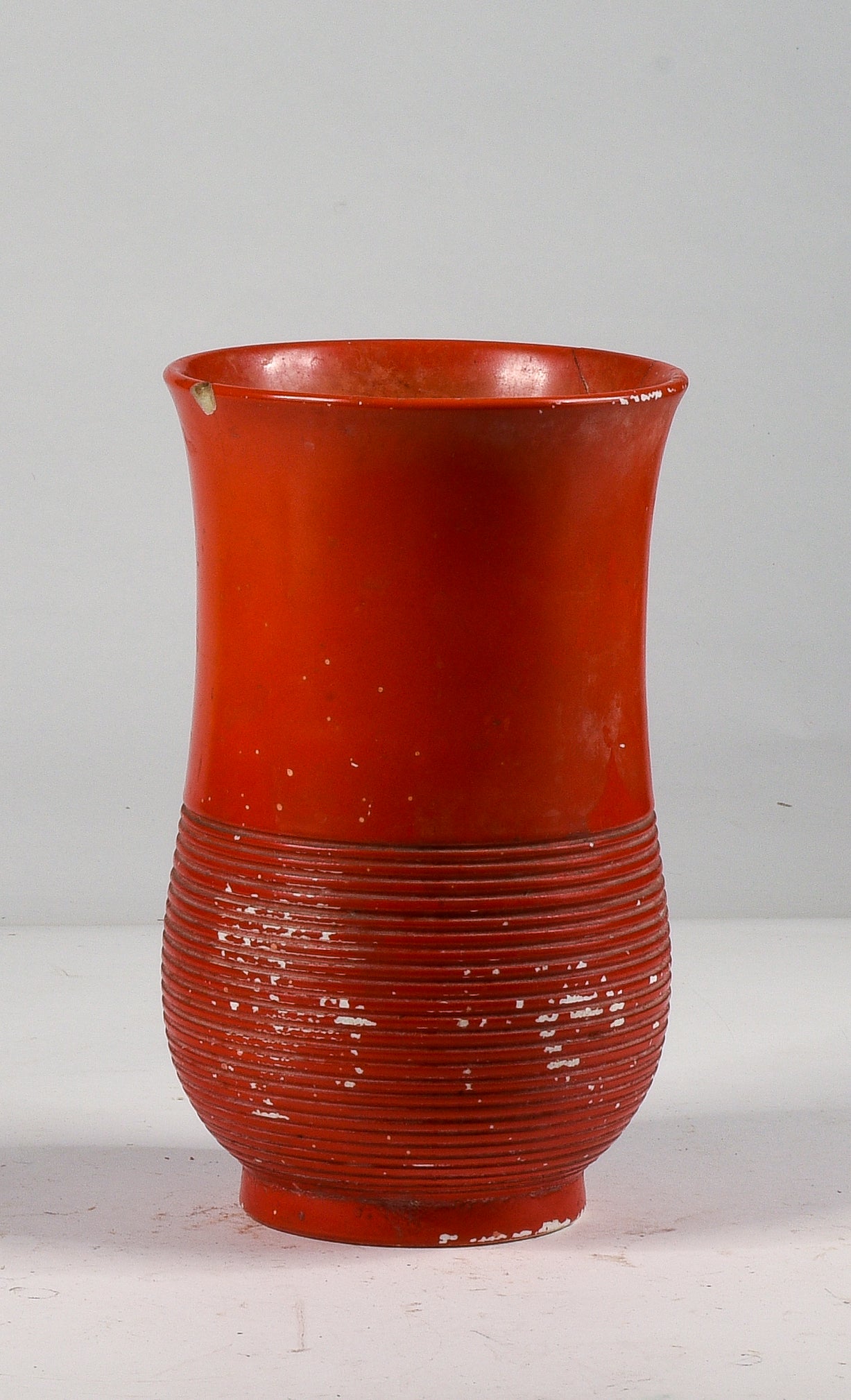 Vaso arancione con alcune riparazioni marcato Richard Ginory  sul fondo epoca 1940