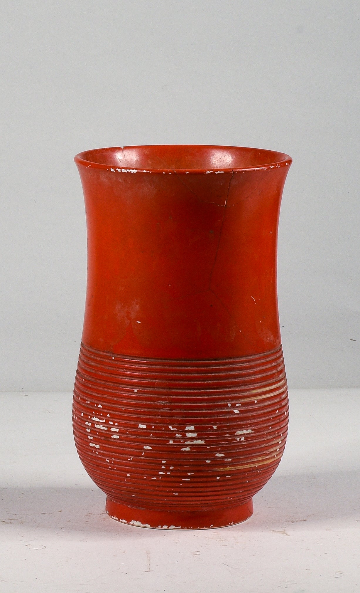 Vaso arancione con alcune riparazioni marcato Richard Ginory  sul fondo epoca 1940