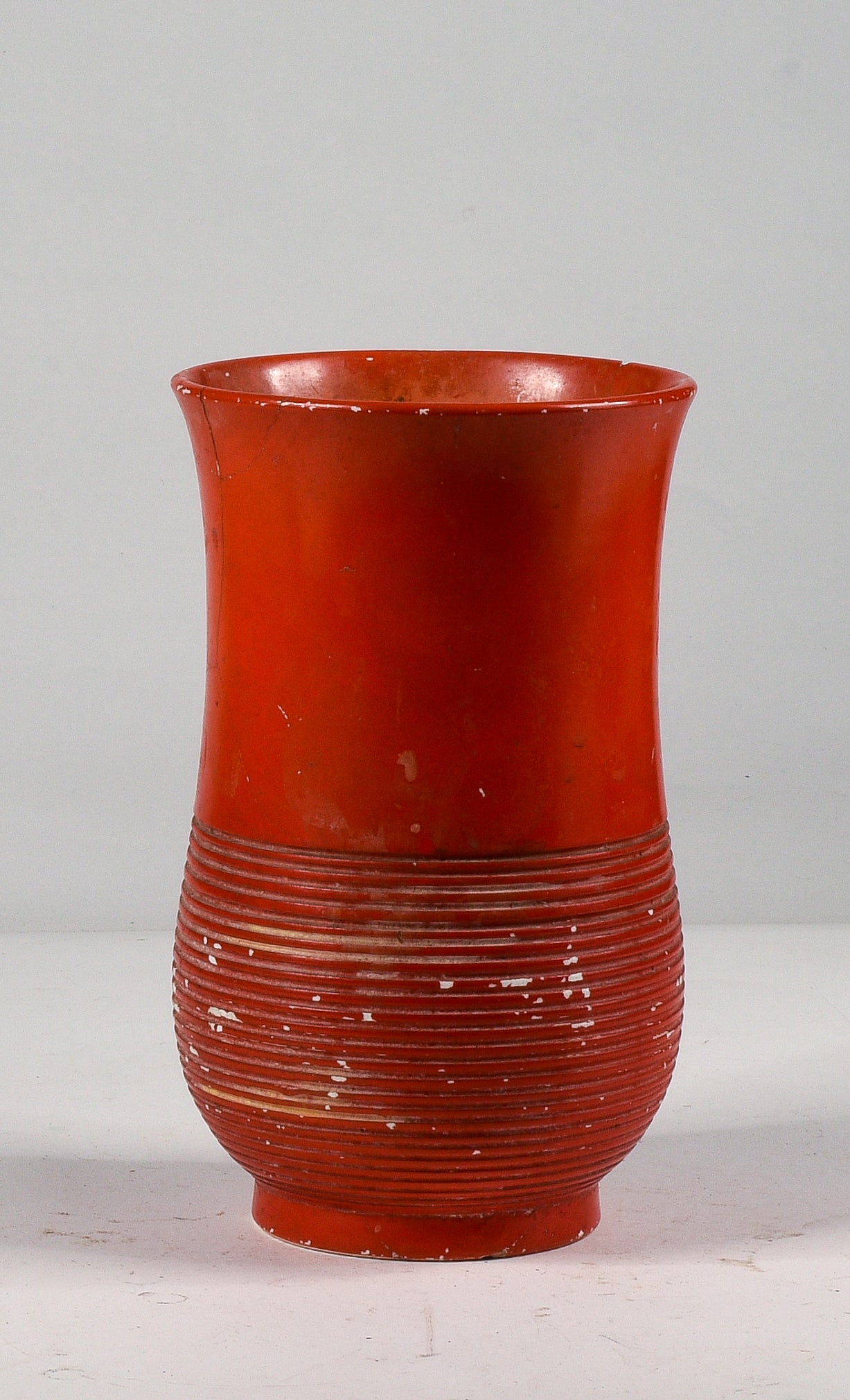 Vaso arancione con alcune riparazioni marcato Richard Ginory  sul fondo epoca 1940