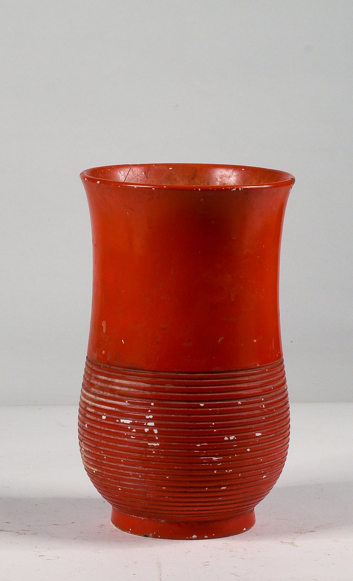 Vaso arancione con alcune riparazioni marcato Richard Ginory  sul fondo epoca 1940