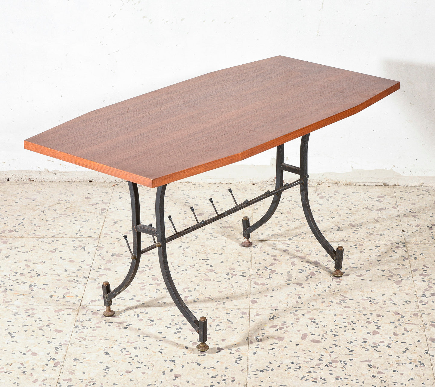 Tavolino da salotto in legno e ferro Italia 1960