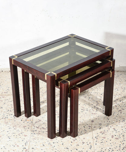 Trittico di tre tavolini impellicciati con piano in vetro e rifiniture in ottone Italia 1980