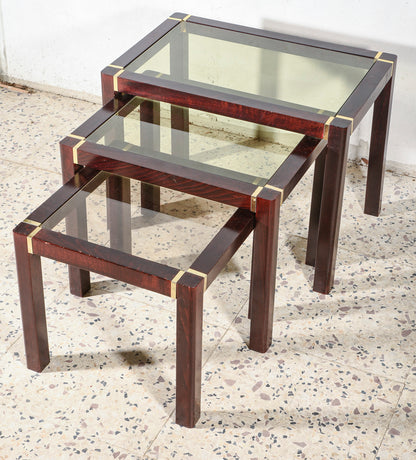 Trittico di tre tavolini impellicciati con piano in vetro e rifiniture in ottone Italia 1980