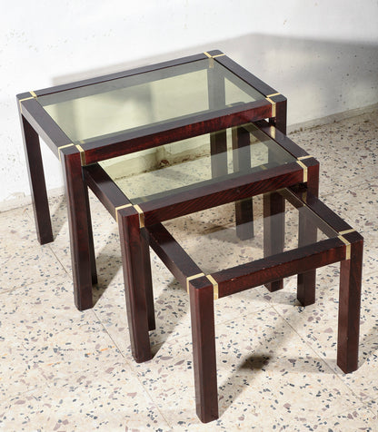 Trittico di tre tavolini impellicciati con piano in vetro e rifiniture in ottone Italia 1980