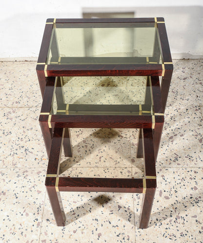 Trittico di tre tavolini impellicciati con piano in vetro e rifiniture in ottone Italia 1980
