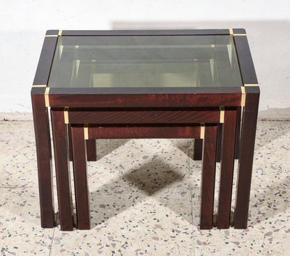 Trittico di tre tavolini impellicciati con piano in vetro e rifiniture in ottone Italia 1980