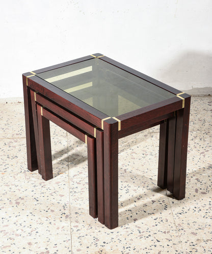 Trittico di tre tavolini impellicciati con piano in vetro e rifiniture in ottone Italia 1980