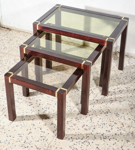 Trittico di tre tavolini impellicciati con piano in vetro e rifiniture in ottone Italia 1980