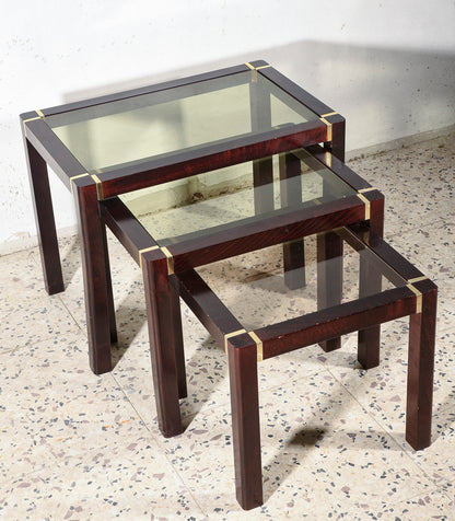 Trittico di tre tavolini impellicciati con piano in vetro e rifiniture in ottone Italia 1980