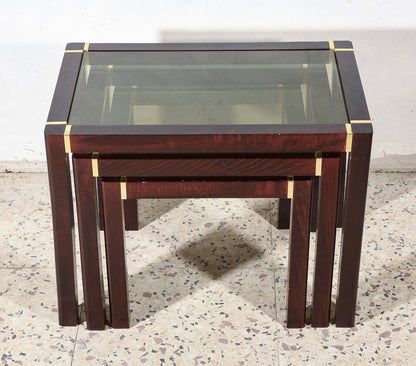 Trittico di tre tavolini impellicciati con piano in vetro e rifiniture in ottone Italia 1980