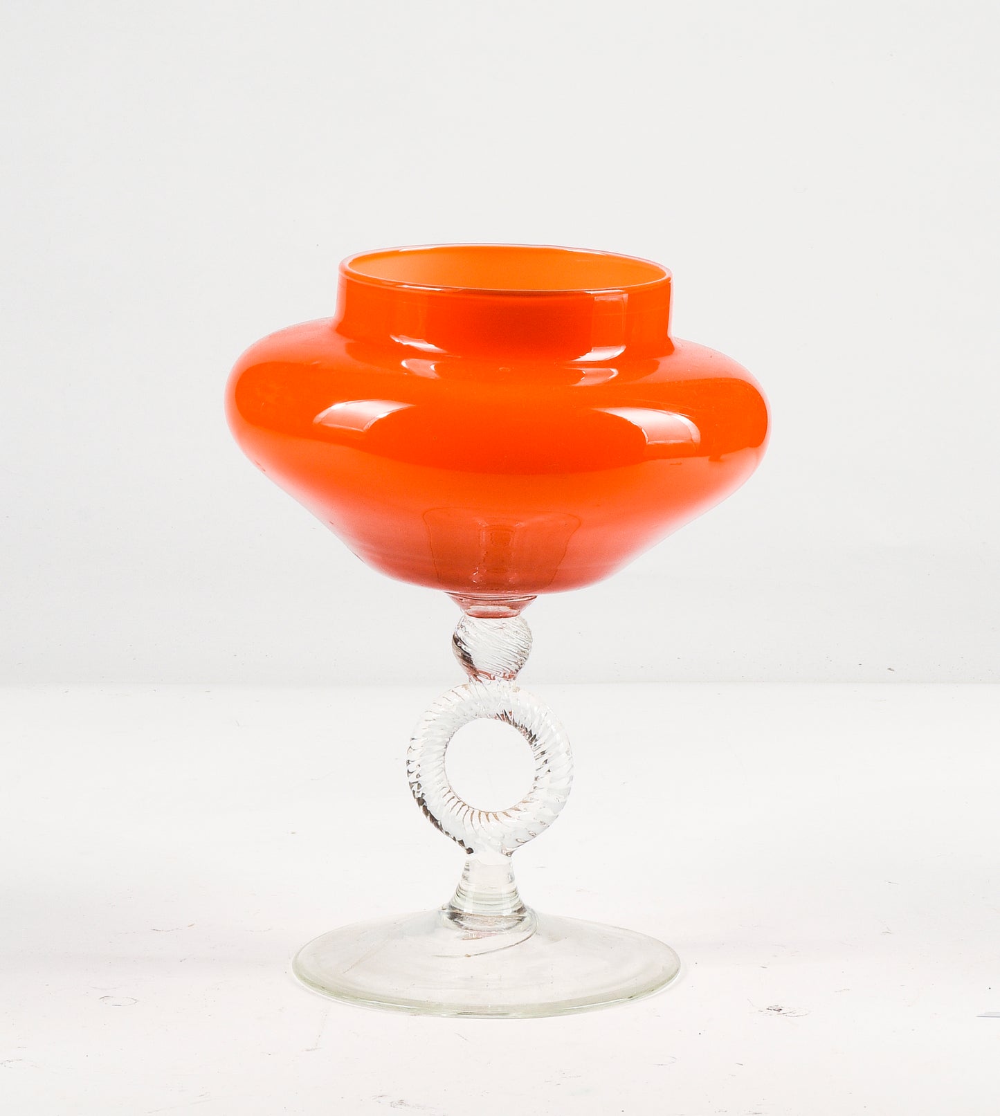 Vaso in vetro alzatina  arancione con gambo trasparente  lavorato Murano 1950