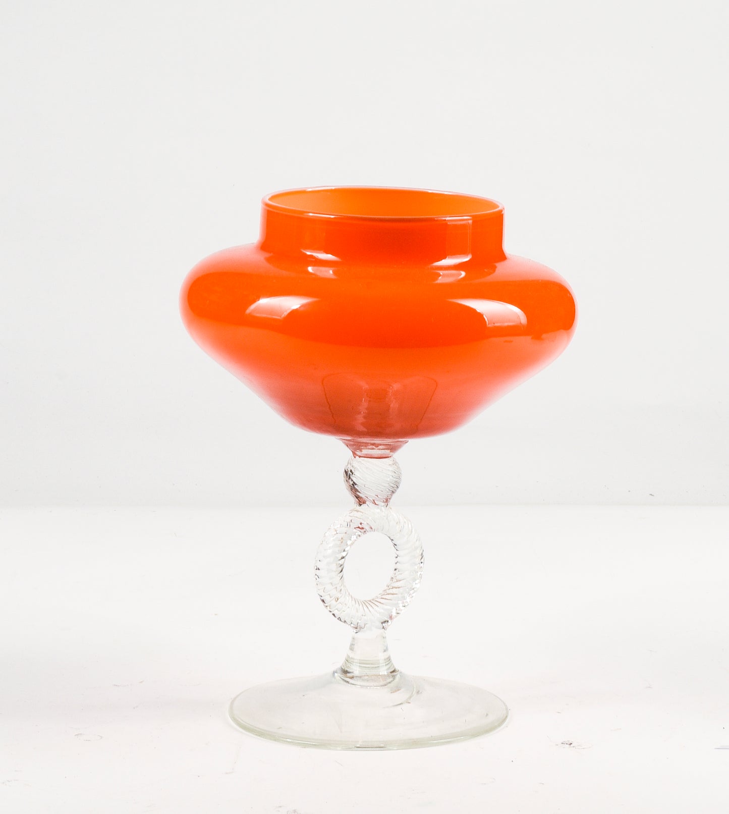 Vaso in vetro alzatina  arancione con gambo trasparente  lavorato Murano 1950
