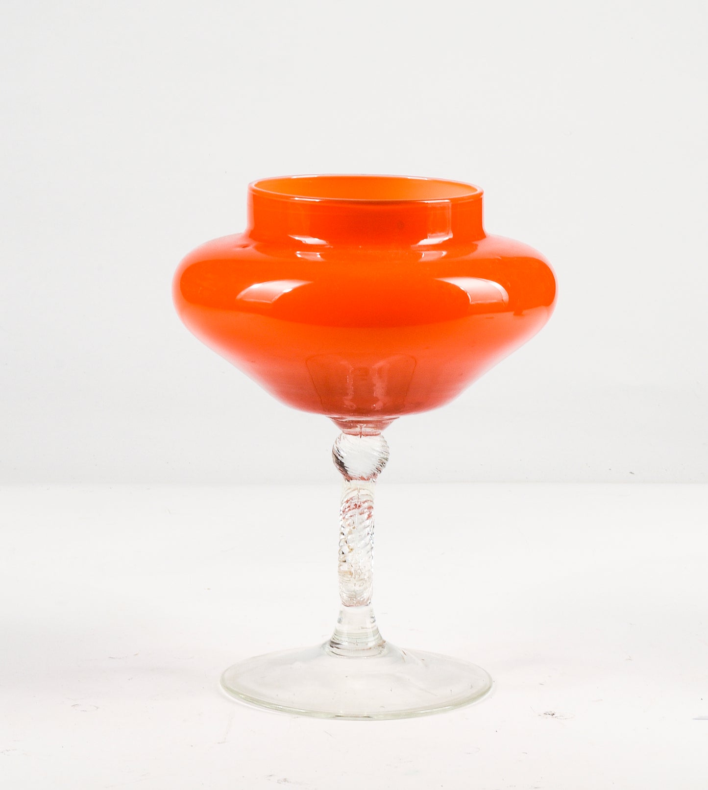 Vaso in vetro alzatina  arancione con gambo trasparente  lavorato Murano 1950