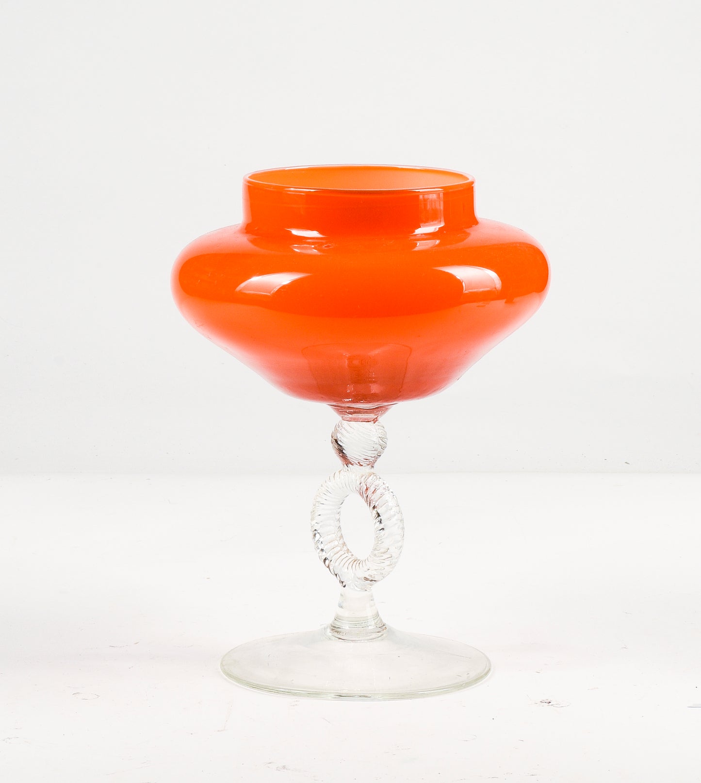 Vaso in vetro alzatina  arancione con gambo trasparente  lavorato Murano 1950