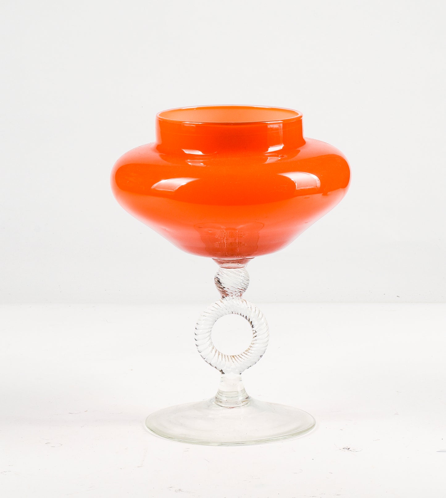 Vaso in vetro alzatina  arancione con gambo trasparente  lavorato Murano 1950
