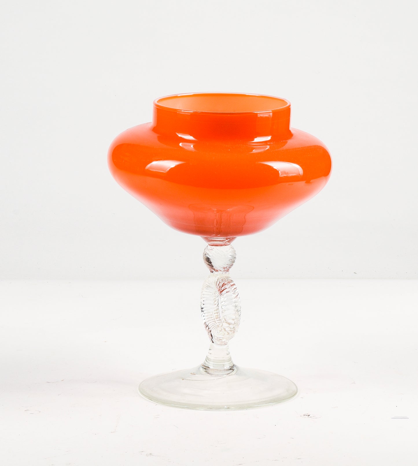 Vaso in vetro alzatina  arancione con gambo trasparente  lavorato Murano 1950