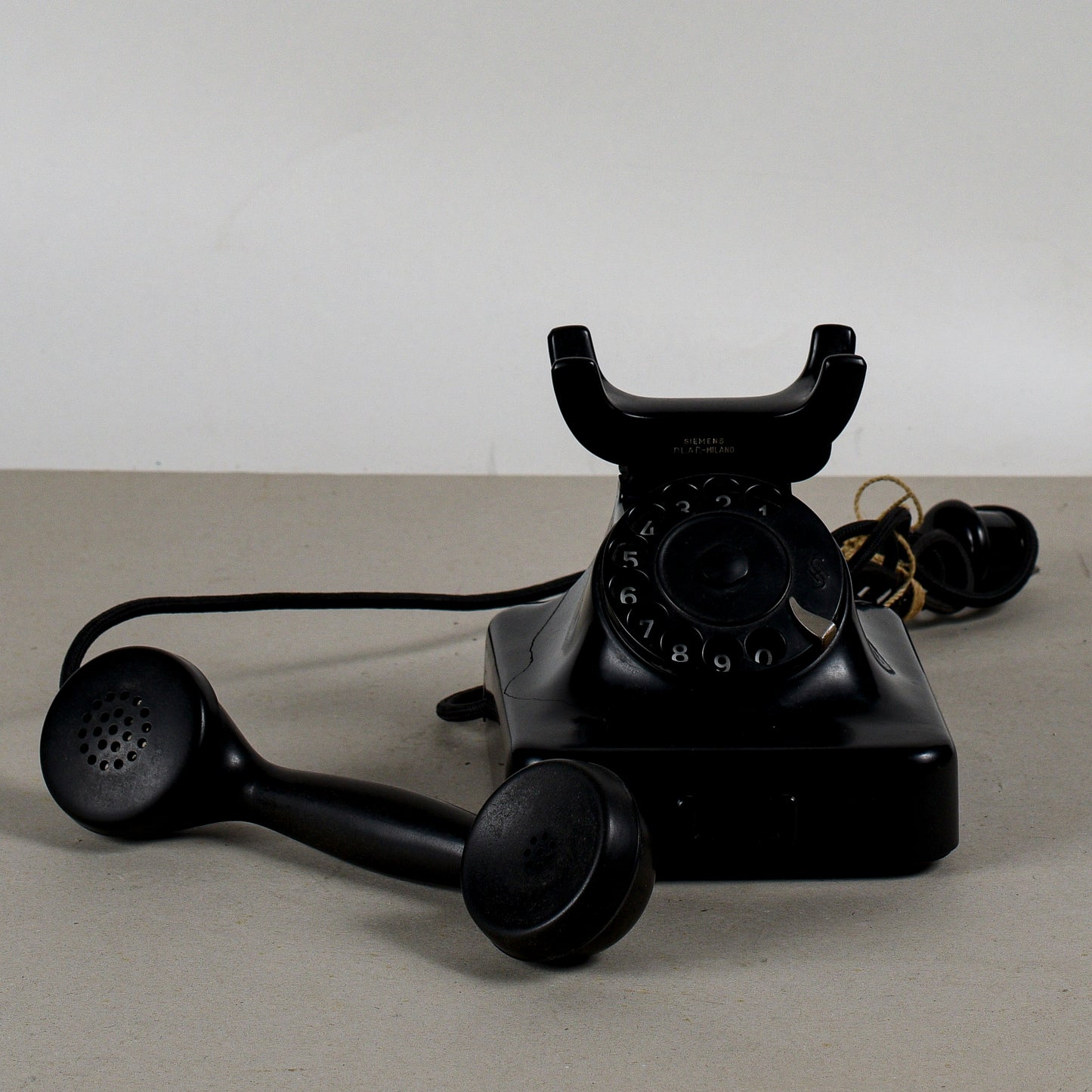telefono in bakelite siemens milano con piccola rottura art deco